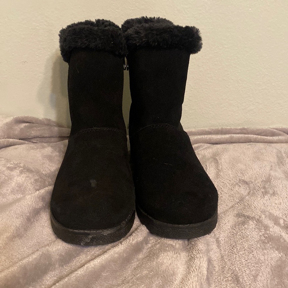 Size 8, black boots (has zippers)